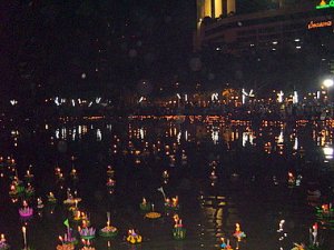 Kratongs floating along. Image from tour-bangkok-legacies.com